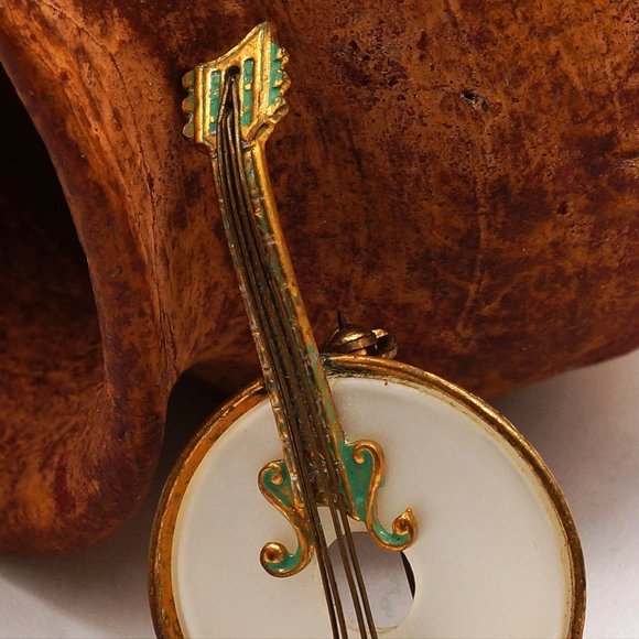 Vintage Spanish Stringed Banjo Pearly Center Green Enamel Brass Tone Brooch - Picture 3 of 13